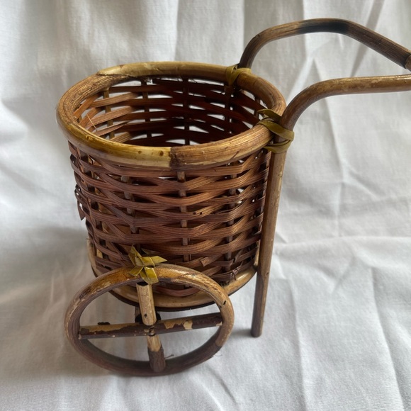 Vintage Small Basket cart planter - Picture 6 of 10